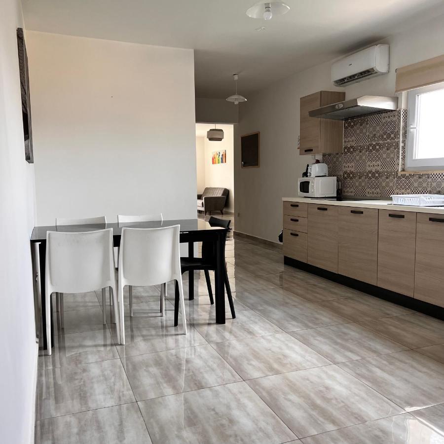 F5 Room 1, Private Double Room With Private Bathroom And Balcony In Shared Flat มซิดา ภายนอก รูปภาพ